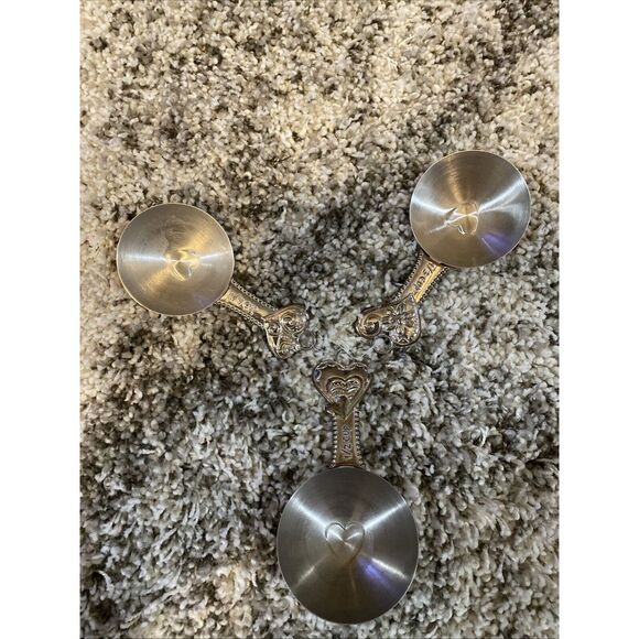 Set of 3 Vintage Stainless Steal Hearts Measuring Cup 1/4,‎ 1/2, 1/3 - Picture 1 of 7
